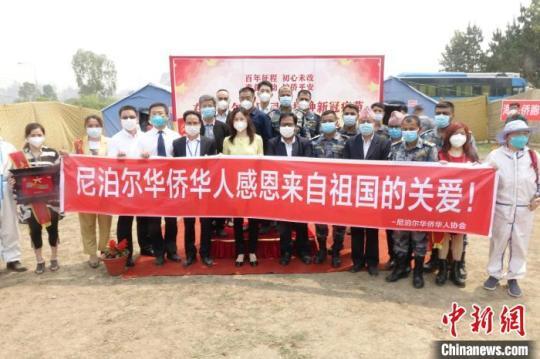 部分參加“春苗行動”啟動儀式的人們合影?！』蕰员?攝