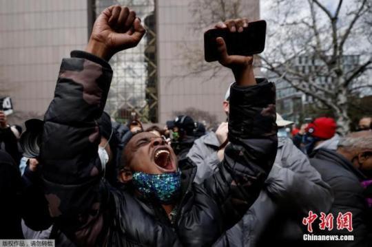 圖為美國民眾在街頭激動高呼。