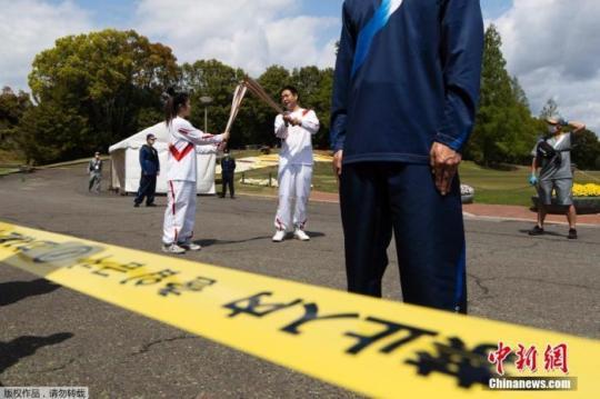 當(dāng)?shù)貢r(shí)間4月13日，日本大阪，東京奧運(yùn)會(huì)圣火在大阪府傳遞。受新冠疫情影響，圣火傳遞時(shí)卻是這樣一幅景象：火炬手舉著火炬從一個(gè)空蕩蕩的公園穿過(guò)，周圍十分冷清。