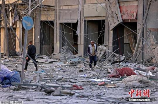 當(dāng)?shù)貢r(shí)間5月12日，巴以沖突期間，人們?cè)谑軗p嚴(yán)重的街頭行走。