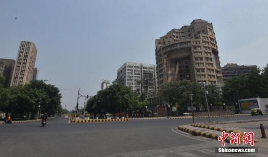 當(dāng)?shù)貢r(shí)間2021年5月9日，印度新德里，“封城”下的街道空無(wú)一人。為應(yīng)對(duì)依然嚴(yán)峻的新冠疫情形勢(shì)，印度首都新德里首席部長(zhǎng)凱杰里瓦爾9日宣布，將目前的“封城”措施再延長(zhǎng)一周至17日。這也是新德里第三次延長(zhǎng)“封城”措施。 圖片來(lái)源：視覺(jué)中國(guó)