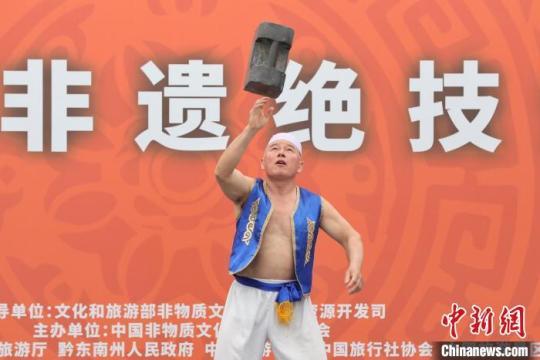 第二屆中國(guó)丹寨非遺周上演非遺絕技秀