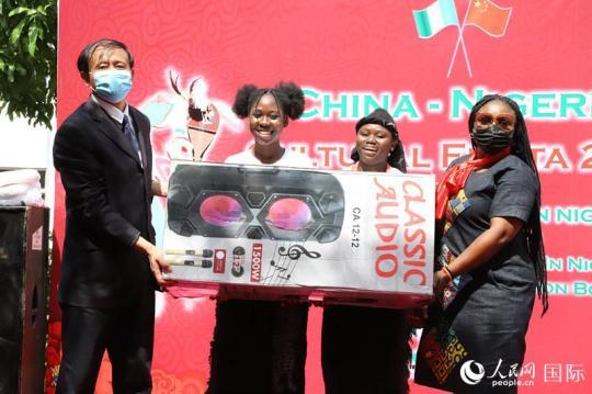 駐尼使館文化參贊李旭大為獲得尼日利亞傳統(tǒng)舞蹈的賈碧中學(xué)頒發(fā)獎(jiǎng)品。人民網(wǎng)記者 姜宣攝