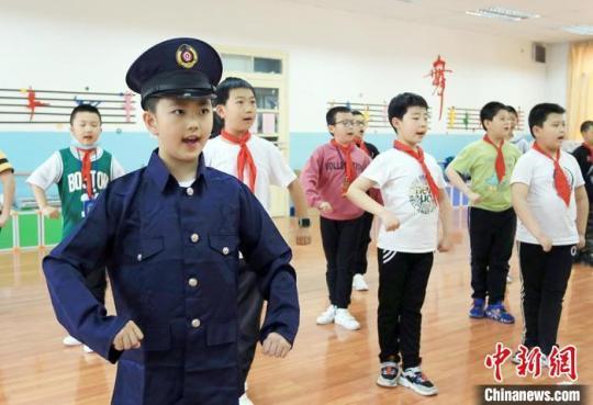 圖為安西路小學(xué)學(xué)生正在上京劇課。　高展 攝