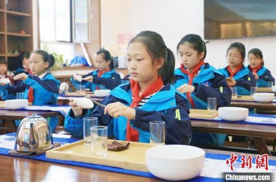 圖為安西路小學(xué)學(xué)生學(xué)習(xí)茶藝。　高展 攝