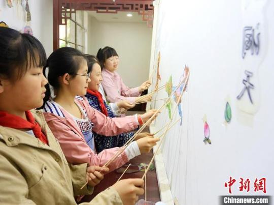圖為安西路小學(xué)學(xué)生演繹皮影戲?！「哒?攝