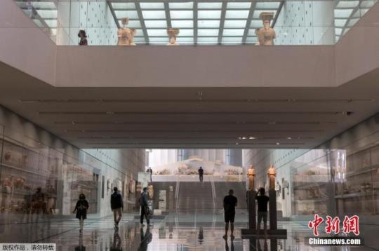 當(dāng)?shù)貢r間2021年5月14日，希臘雅典，雅典衛(wèi)城博物館重新向公眾開放。圖為游客在博物館內(nèi)游覽。