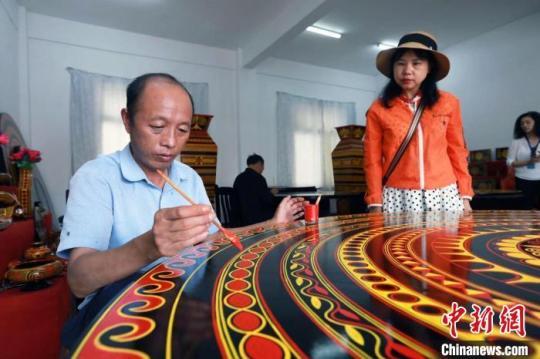 海外華媒代表走進彝族漆器工坊，了解漆器工藝?！⊥趵?攝