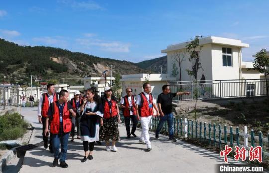 海外華媒代表走訪喜德縣中壩社區(qū)?！⊥趵?攝