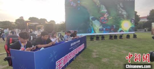 兩岸青年同臺電競?！√凭?攝