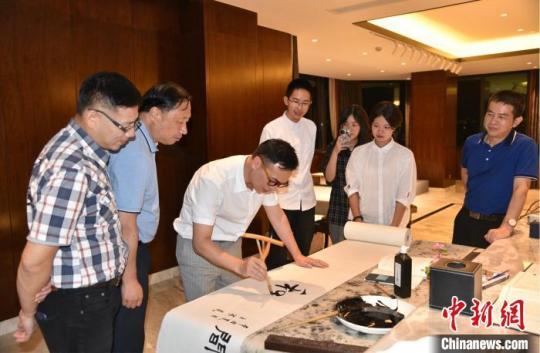 臺(tái)青、臺(tái)灣中華青年發(fā)展聯(lián)合會(huì)副理事長(zhǎng)游智彬書寫“和合” 范宇斌 攝