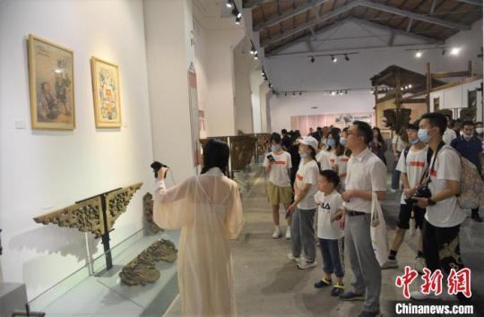 兩岸青年參觀浙江臺(tái)州天臺(tái)和合人間文化園 范宇斌 攝