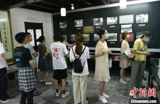 兩岸青年參觀國(guó)家級(jí)海峽兩岸交流基地天臺(tái)濟(jì)公故里 范宇斌 攝