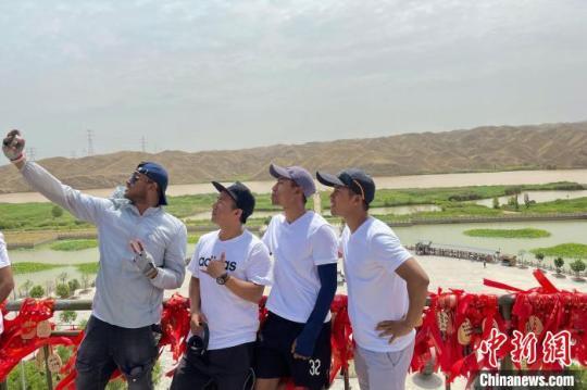 留學生在黃河岸邊拍照留念。　李佩珊 攝