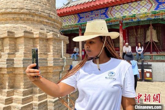 留學生在黃河岸邊的108塔拍照留念。　李佩珊 攝