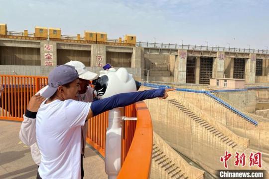 留學生參觀青銅峽水利樞紐工程?！±钆迳?攝