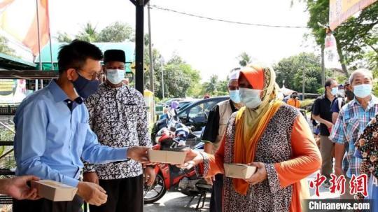 馬來(lái)西亞單日死亡病例首破300例公益基金發(fā)起“暖心飯盒”助困難民眾