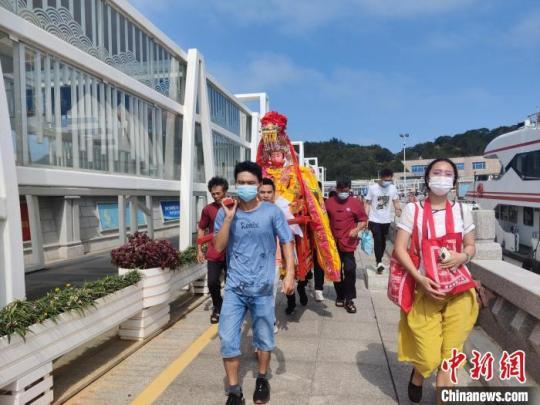 媽祖金身上船渡海?！≈禧惢?攝