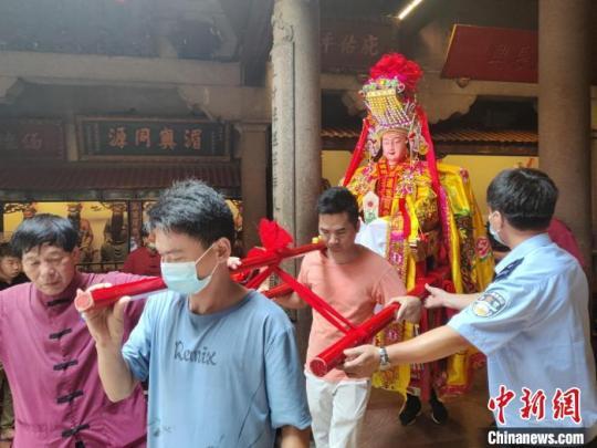 媽祖金身起駕?！≈禧惢?攝