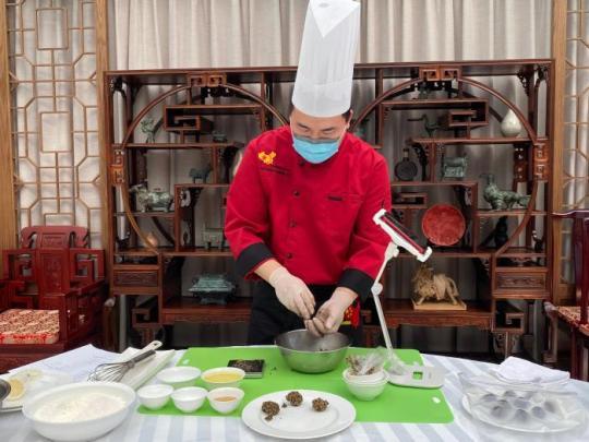 圖為中心烹飪教師授課制作月餅?！∈谞栔袊幕行墓﹫D