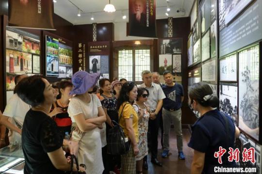 圖為在渝兩岸婚姻家庭成員及臺(tái)胞臺(tái)屬代表參觀重慶南泉抗戰(zhàn)遺址群?！『闻罾?攝