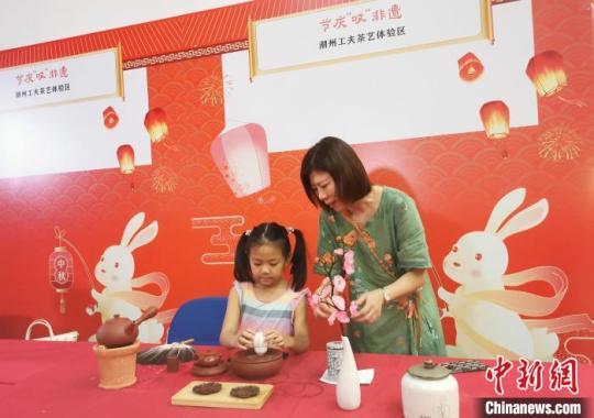 廣東民眾歡樂(lè)過(guò)中秋:品嘗美食體驗(yàn)非遺技藝
