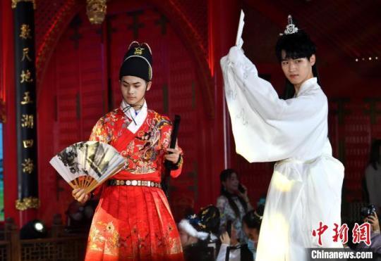 驚艷！穿漢服的小姐姐、小哥哥真是太養(yǎng)眼了