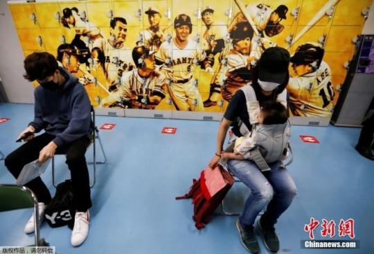 資料圖：日本民眾在東京巨蛋體育場(chǎng)接種新冠疫苗。