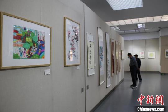 中日友好青少年書畫展現(xiàn)場展出作品150余幅。　張強(qiáng) 攝