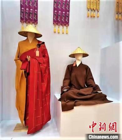 圖為僧服展示?！幍率械孪枭邢薰?供圖