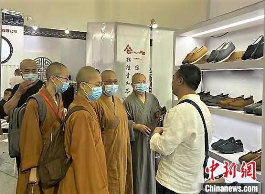 圖為柘榮僧服參展春季廈門佛事展?！¤蠘s縣宗教用品協(xié)會 供圖