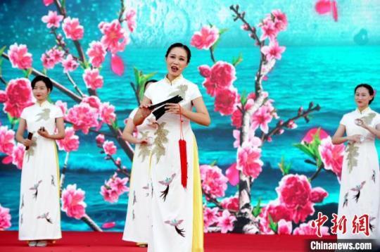 漳州市歌仔戲(薌劇)傳承保護(hù)中心帶來(lái)錦歌表演《閩臺(tái)情》?！埥鸫?攝