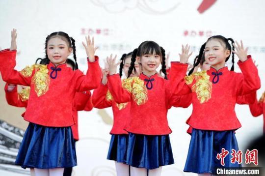 閩臺(tái)童謠合唱《漳臺(tái)對(duì)猜》?！埥鸫?攝