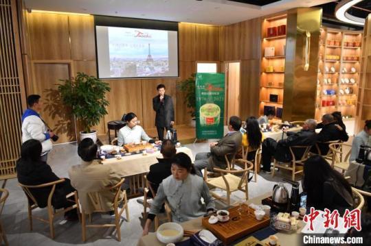 圖為云南沱茶銷(xiāo)法45周年紀(jì)念版分享茶會(huì)現(xiàn)場(chǎng)?！⑷疥?yáng) 攝