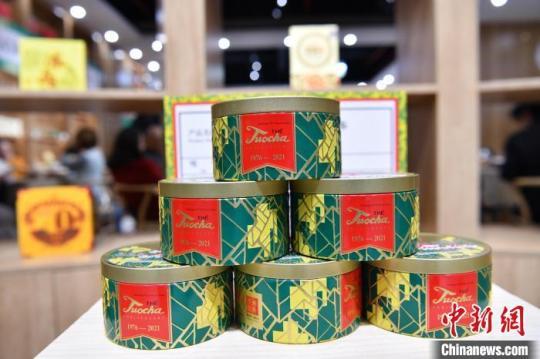 圖為云南沱茶銷(xiāo)法45周年紀(jì)念版?！⑷疥?yáng) 攝