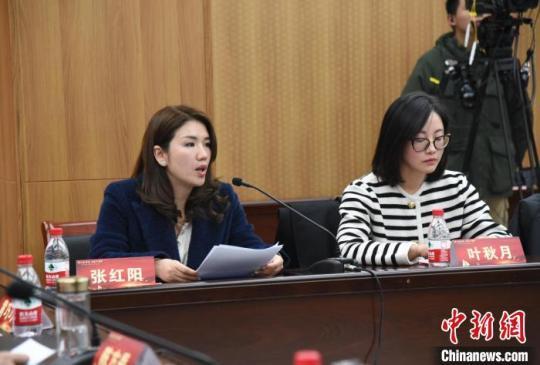 菲律賓浙江總商會(huì)會(huì)長、菲律賓臺(tái)州同鄉(xiāng)會(huì)(商會(huì))會(huì)長張紅陽作交流發(fā)言 范宇斌 攝