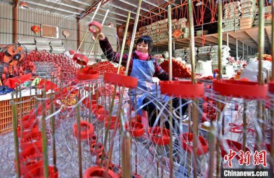 工人捆固燈籠骨架。　林弘梫 攝