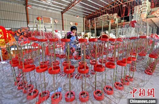 工人捆固燈籠骨架?！×趾霔v 攝