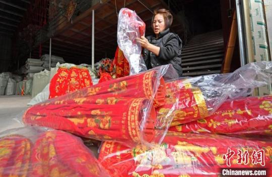 工人包裝制作完成的紅燈籠?！×趾霔v 攝