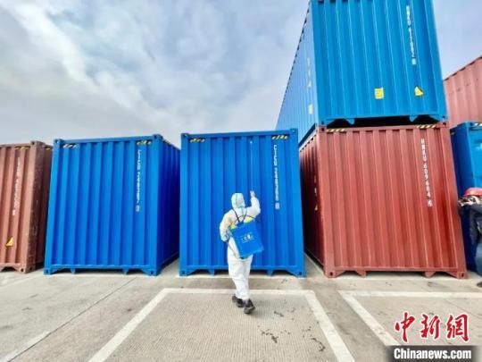 1月15日，武夷山陸地港優(yōu)化運(yùn)輸模式，開足馬力做好班列運(yùn)轉(zhuǎn)、調(diào)車、貨運(yùn)、消殺等工作?！×掷畋?攝