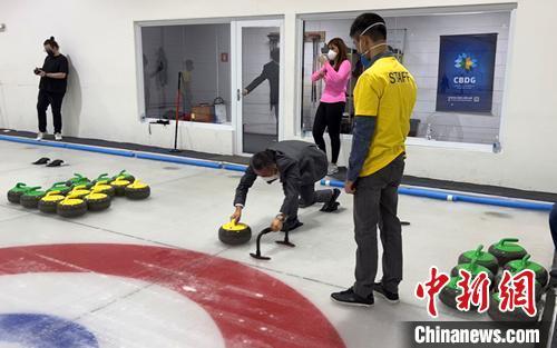 圖為到場嘉賓體驗冰壺運動?！∧厦纼S報圣保羅記者戴萌 攝