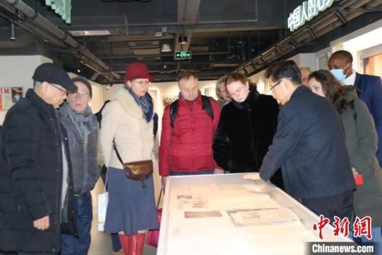 圖為外籍專家參觀讀者博物館?！￠Z姣 攝