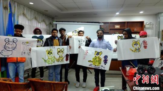 畫老虎剪“春”字在湘留學(xué)生體驗中國年