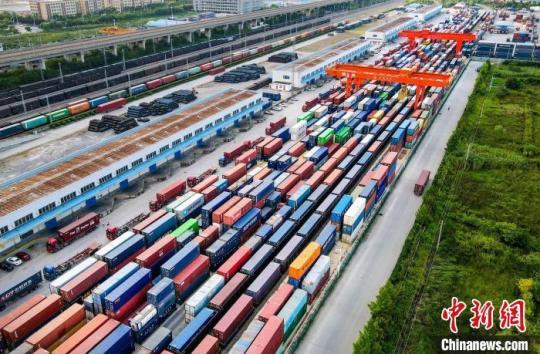 合肥貨運北站上的中歐班列集裝箱 合肥國際陸港供圖