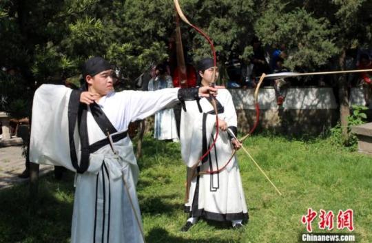 江蘇蘇州文廟的“鄉(xiāng)射禮”活動。據了解，“鄉(xiāng)射禮”興起于春秋戰(zhàn)國時代，是一種帶有禮儀性質的射箭比賽，每年春秋兩季舉行。<a target='_blank' href=