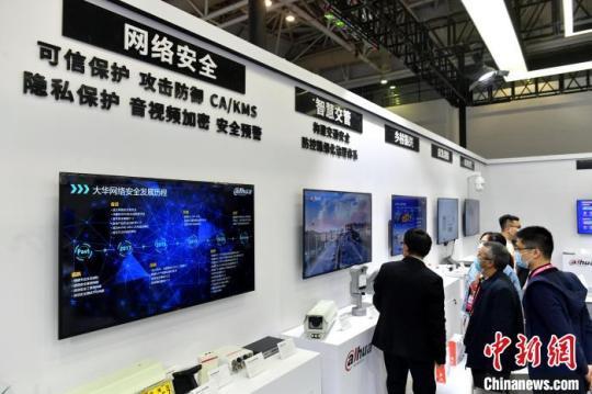 圖為市民參觀展覽。　呂明 攝