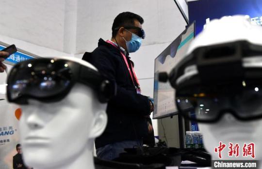 圖為AR眼鏡吸引參觀者?！蚊?攝