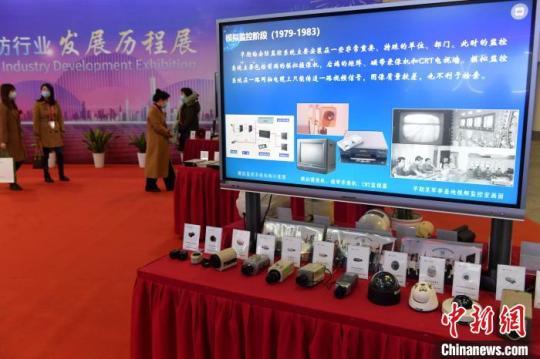 圖為市民在福建安防40年發(fā)展成果展區(qū)參觀。　呂明 攝