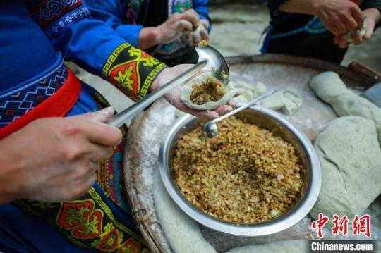 村民為清明粑包上餡?！±铤Q 攝