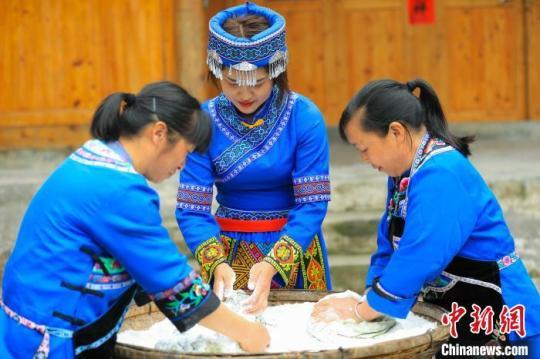 村民把清明菜與糯米粉、粘米粉揉捏在一起，制作清明粑?！±铤Q 攝